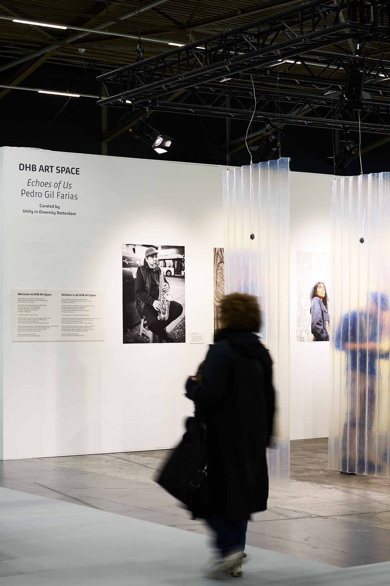 DHB Art Space - Kunsttentoonstelling met fotografie Een persoon loopt door de DHB Art Space, een kunstexpositie met zwart-witfoto